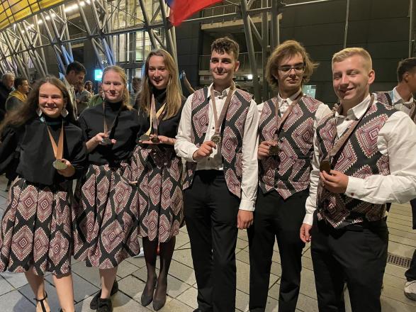 Fotografija slovenskih prejemnikov medalj na tekmovanju EuroSkills 2023