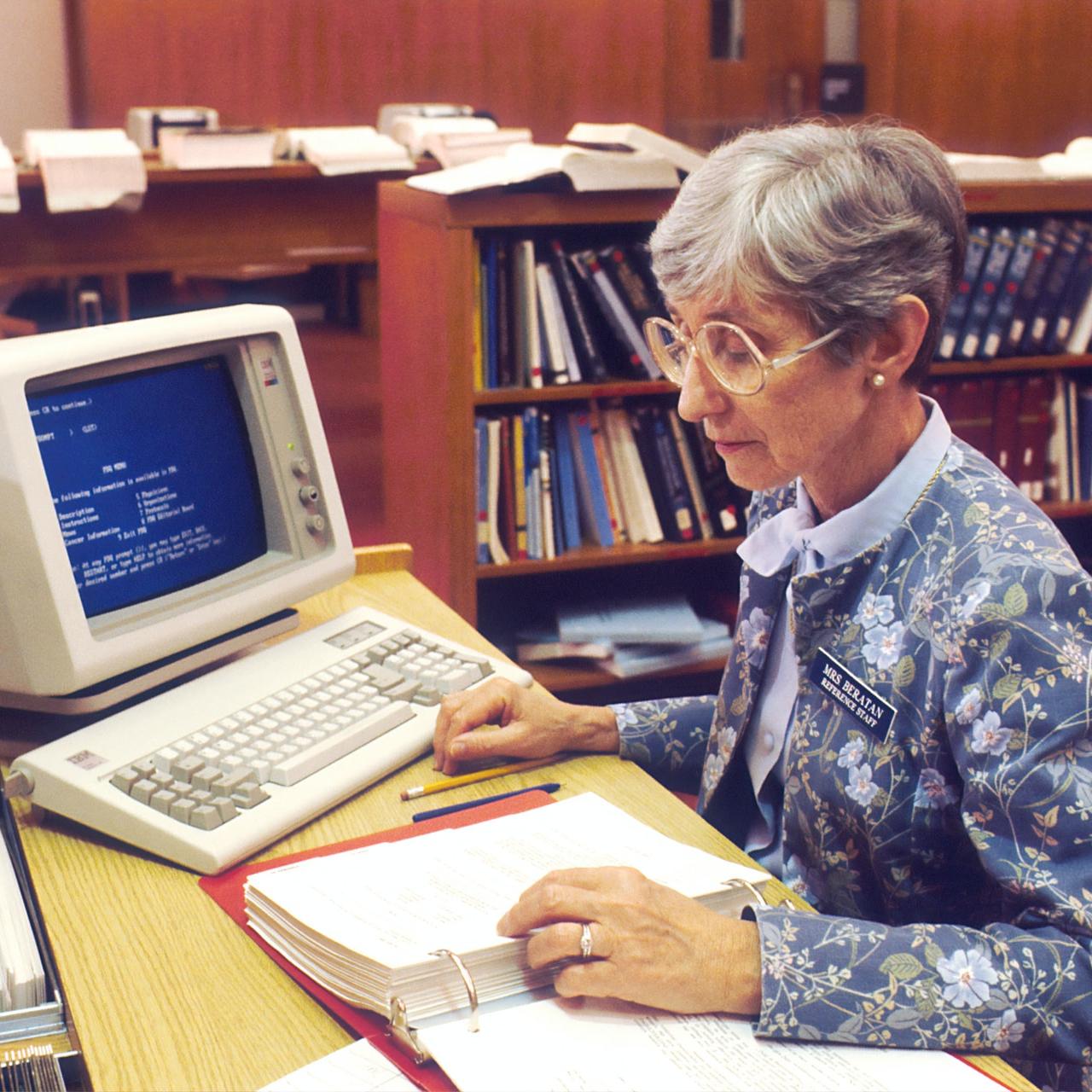 Knjižnična uradnica za računalnikom