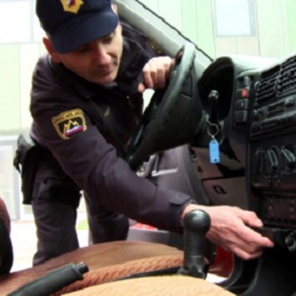 Policist pregleduje osebni avto