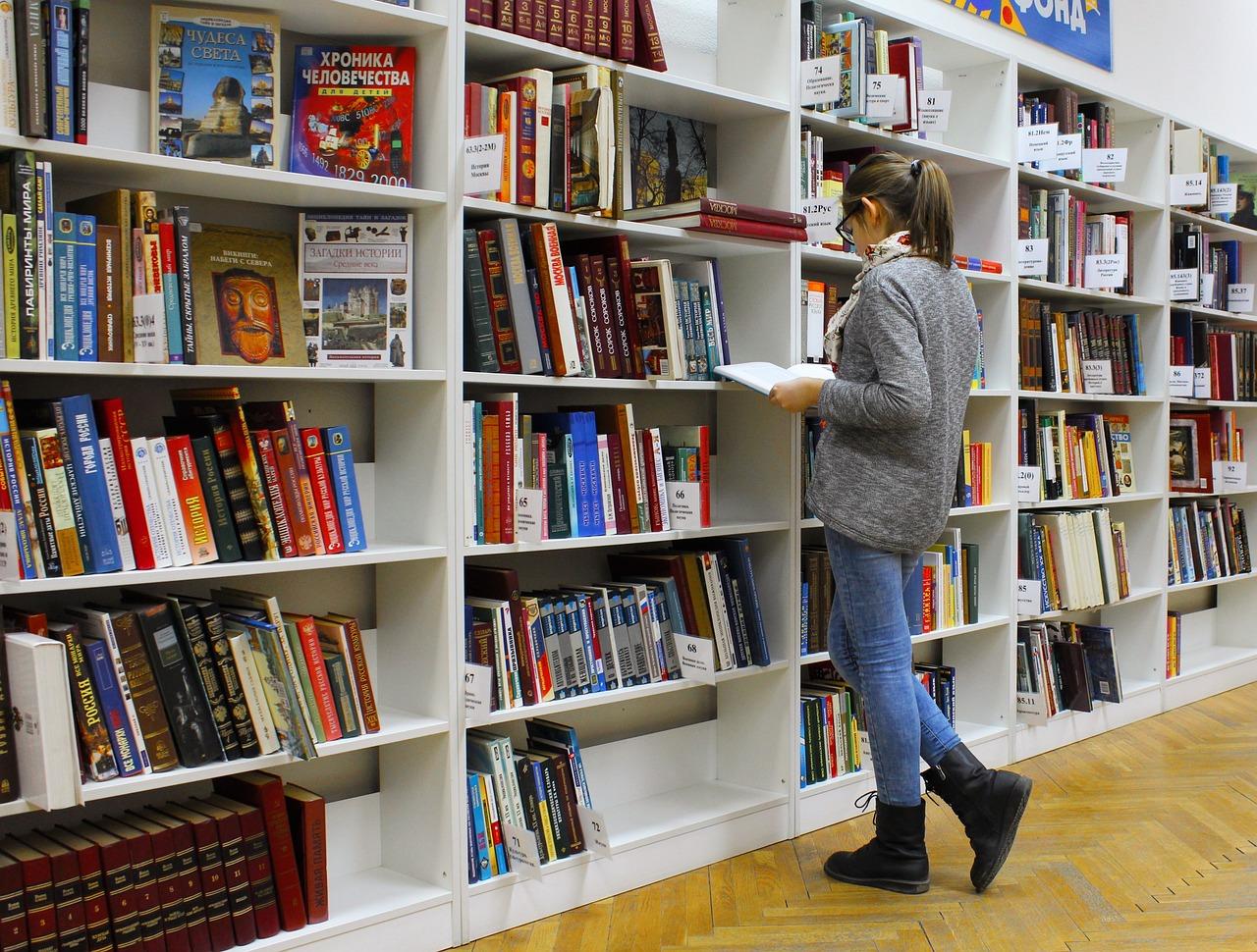 bibliotekar razvršča knjige 