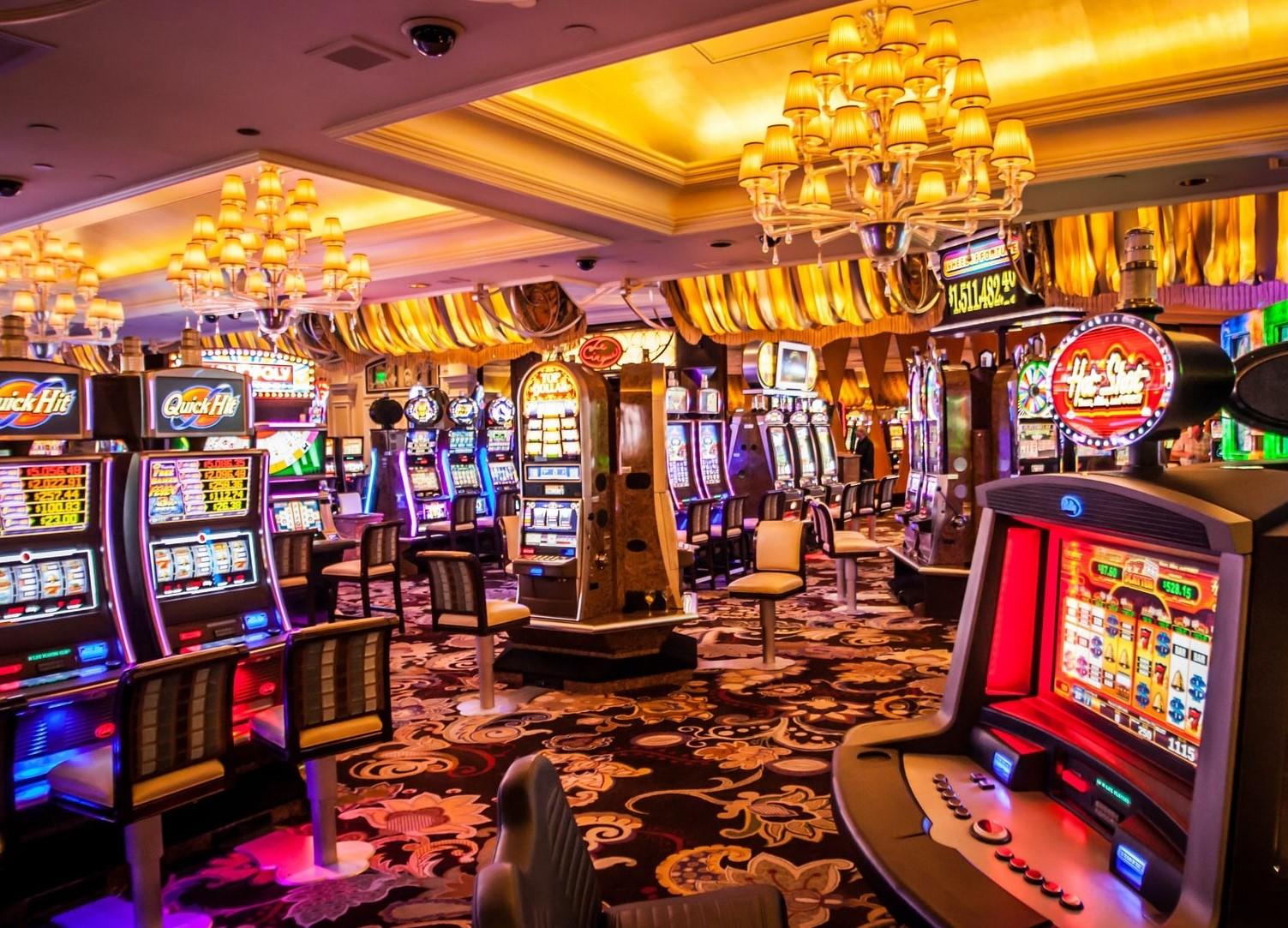 Notranjost casinoja z igralnimi aparati.
