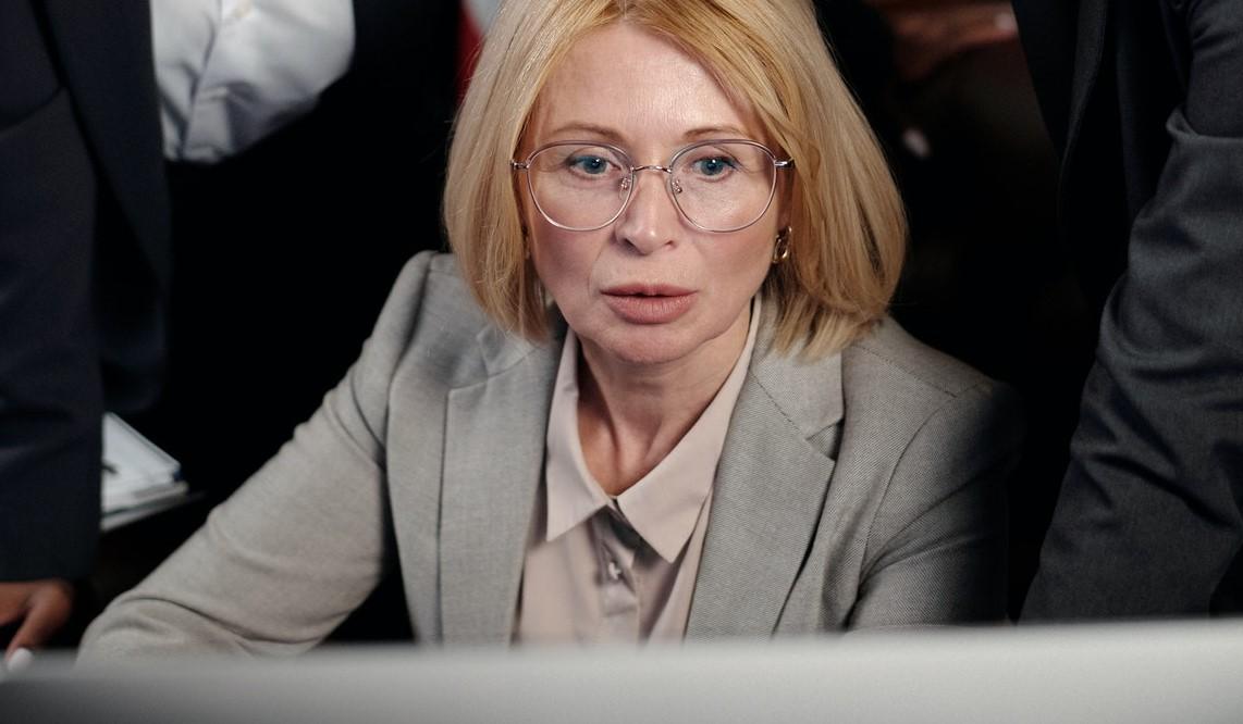 Ženska preverja stvari na računalniku.