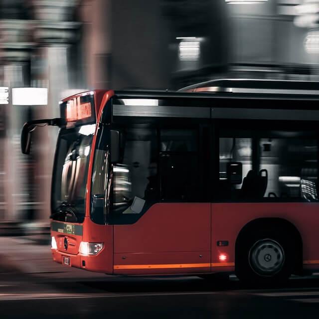 Avtobus med vožnjo.