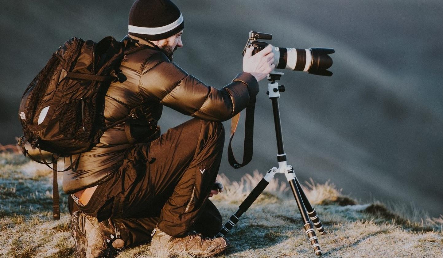 Oseba fotografira v naravi