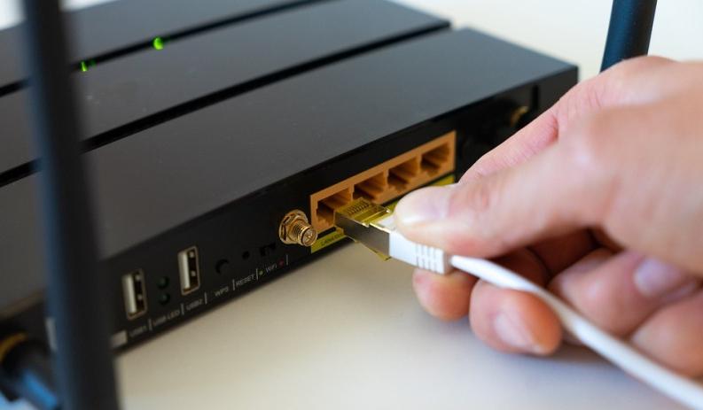 Popravlja tudi telekomunikacijske naprave