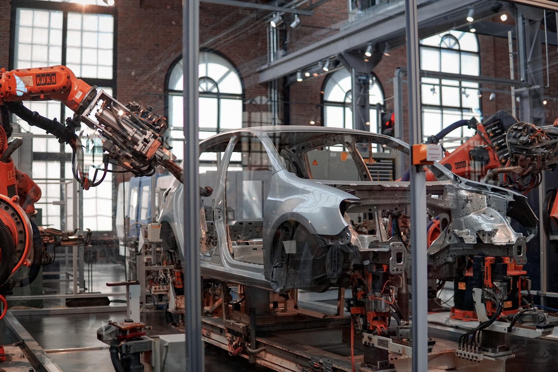 Roboti pri izdelavi avtomobila.